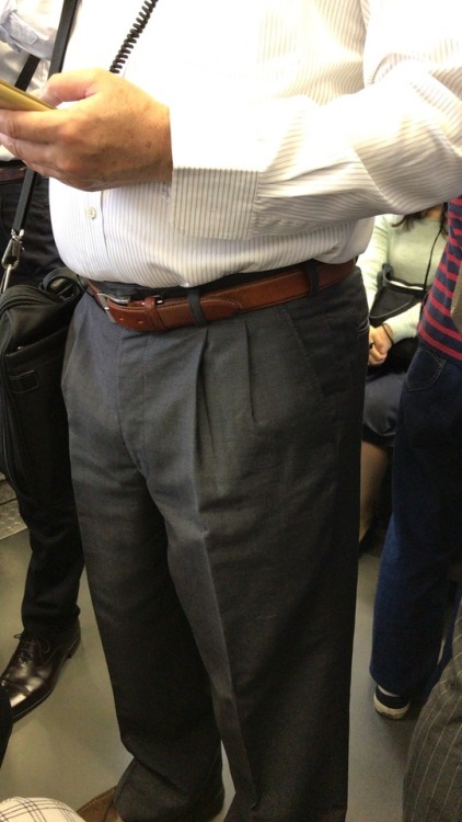love-suit-daddy: ツータックスラックスのおじさんが好き❤️ I see that little bulge sticking out for me