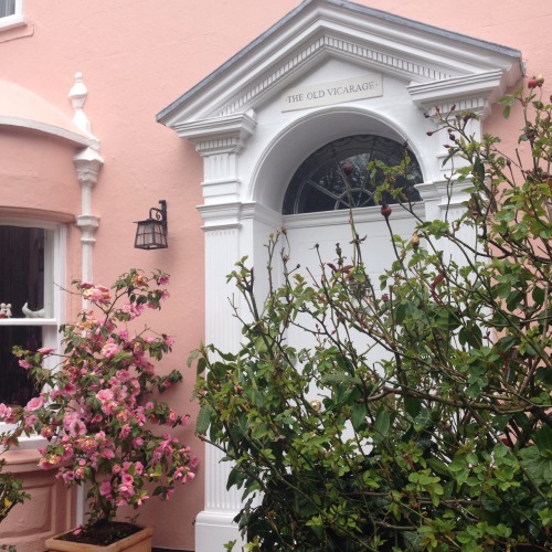 goddess-of-the-moonlight: Saw the cutest lil house in Rye