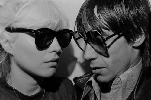 wollyspeed: evalalaluna:   twixnmix: Debbie Harry and   Iggy Pop photographed by Chris Stein, 1977.    Woah.   Qq 