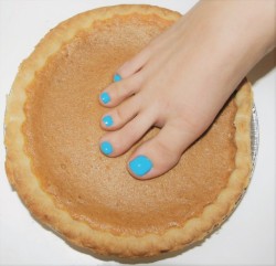 jennsummers50:  Dee squishes the pie with her feet :)bfcgs