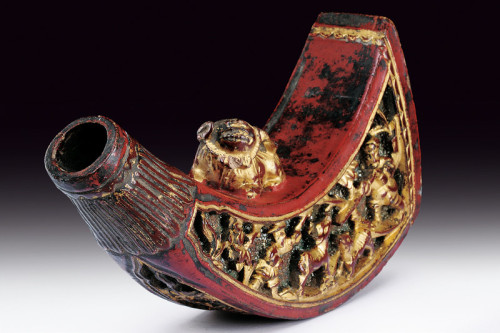 A carved and lacquered powder flask originating from China, 18th century.