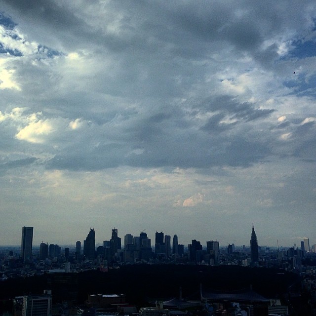 El skyline de Shinjuku. Reconocéis las siluetas de los rascacielos? #japan #tokyo #shinjuku #shibuya #yoyogi (Cerulean Tower Tokyu Hotel)