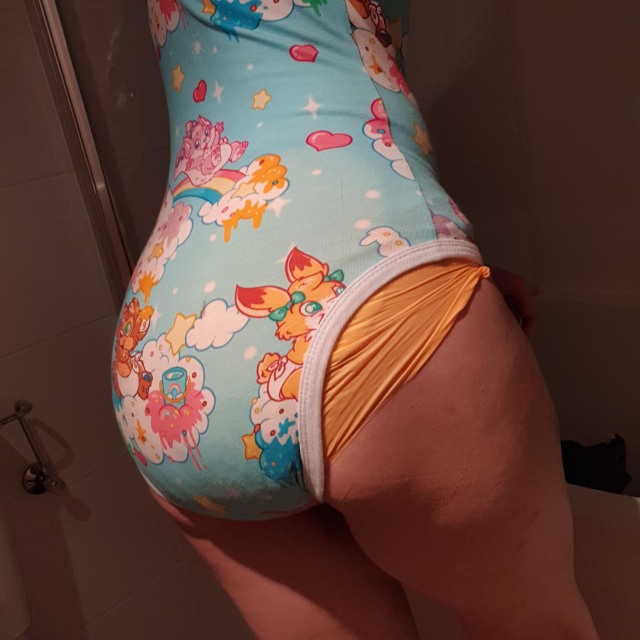 emma-abdlgirl:I’m enjoying my orange Seguna diaper today 