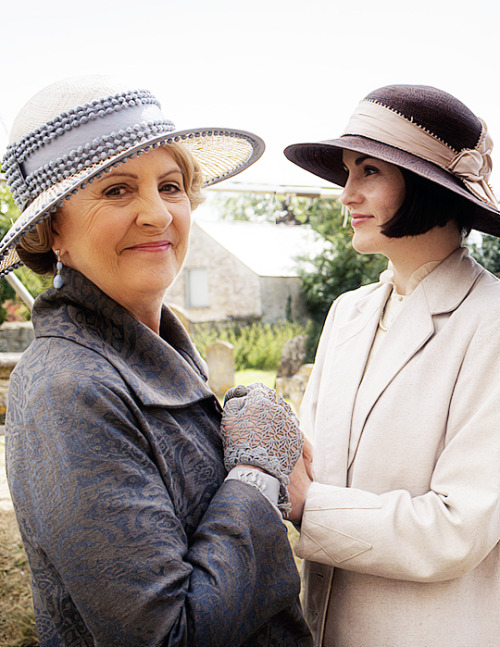 happymathilda: Penelope Wilton and Michelle Dockery | Behind the scenes of Downton Abbey 6x08
