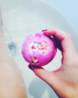 lezzielushie:  Pink Bath Bomb 