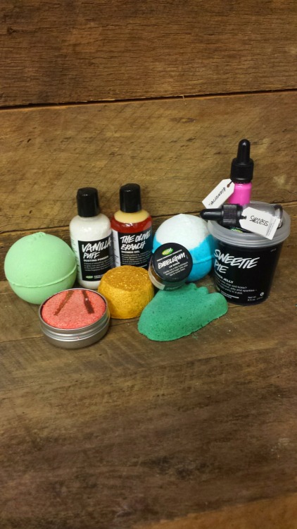 hipdip:BIG OL’ LUSH GIVEAWAY!Hey all! So I’ve been wanting to do a giveaway for years now and i’m fi