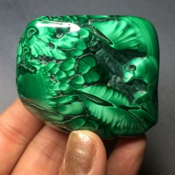 phenomenalgems:  💚 This polished Malachite is one of the most beautiful I’ve seen—the feathered and velveteen textures which bend the light, can only be appreciated in person. This fabulous hand specimen exemplifies Malachite’s verdant beauty,