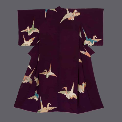 thekimonogallery:Kimono. Taisho period (1912-1927), Japan.  The Kimono Gallery. A chirimen silk