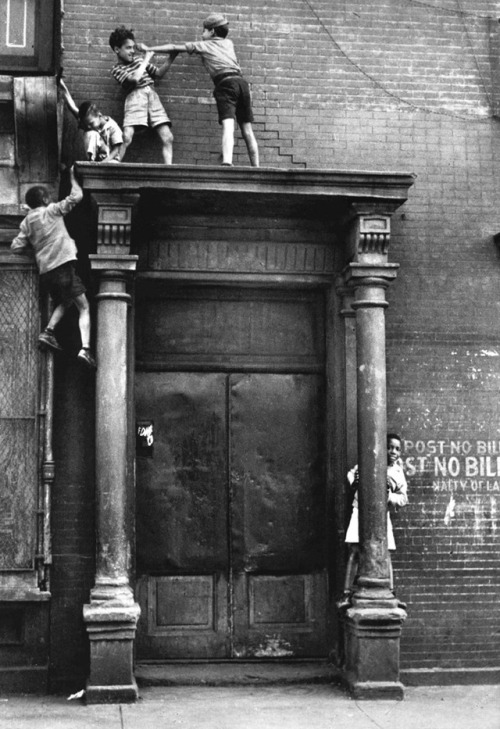 poetryconcrete:photography by Helen Levitt, 1945, in New York, USA.