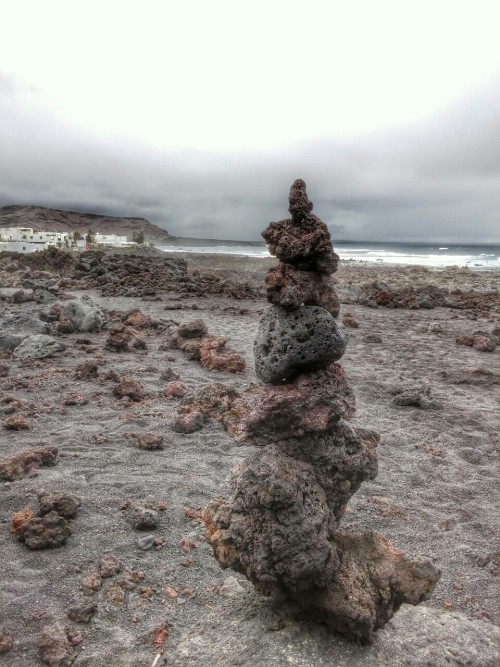 Today I did a typical Lava Rocks Sculpture..  You can find many of these on the island,  because the rocks are pretty easy to pile one on the other and tourists create funny sculptures..  I did mine too.  Hope it will stay up for a long time…