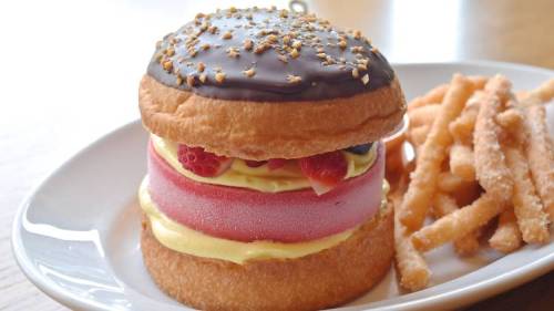 Don’t Run, Japanese Ice Cream Burger Sounds Awful,Tastes Delicious