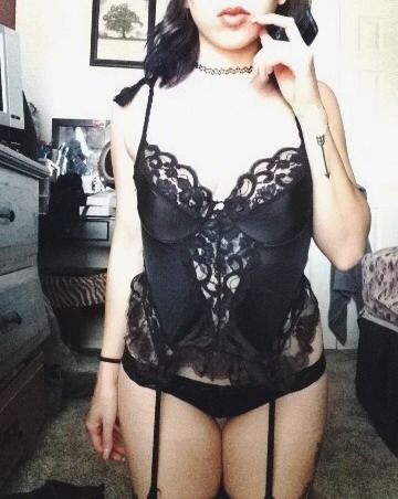 hannnahkaitlyn:  So in love with this new lingerie. I walked around my house in it all day and listened to music.. Much needed me time✌💀