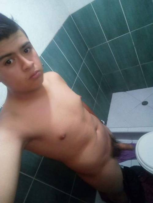 alanjr1994:  autentiko:  Morenito riko de 19 añito esteban hetero muy caliente y con 18cm  Es perfecto para mi.