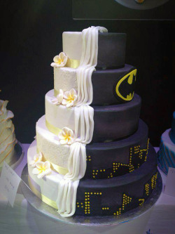 laughingsquid:  Split Cake Design is Half Batman-Themed, Half Ordinary Wedding Cake