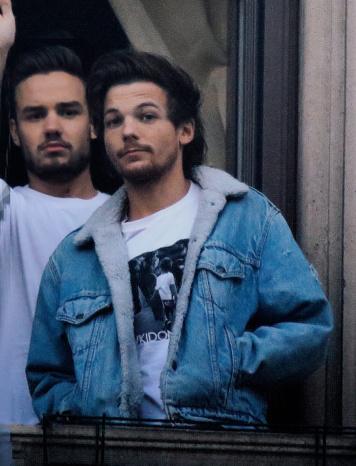 calmdowncurrly: louis and the denim jacket, milan