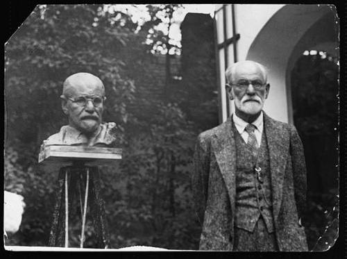 Sigmund Freud left Vienna for the last time in 1938, to seek refuge in London,  Oscar Nemon  sculpte