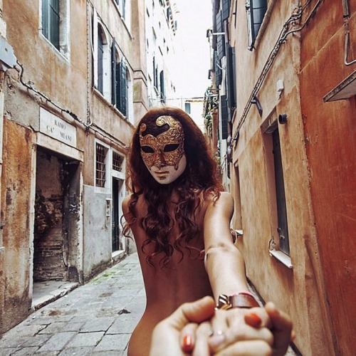 teacuptime:   Photographer’s girlfriend leads him around the world.  love it.  aw the fourth o