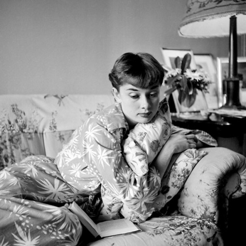 Audrey Hepburn / in her Mayfair flat / photos by Walter Carone, London, 1951.