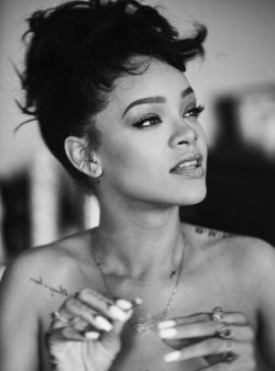 bombshellssonly:@badgalriri  Divaaaa