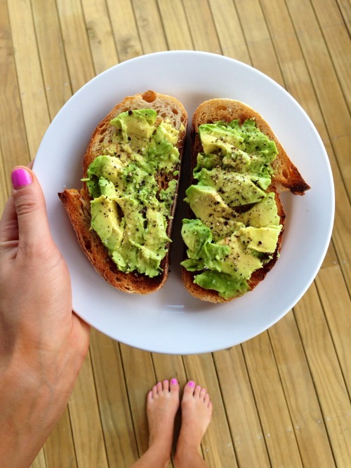 tea-woman:  recoveringbambi:  Current obsession. {avocado with cracked salt and pepper and lemon juice}.  NOM.  