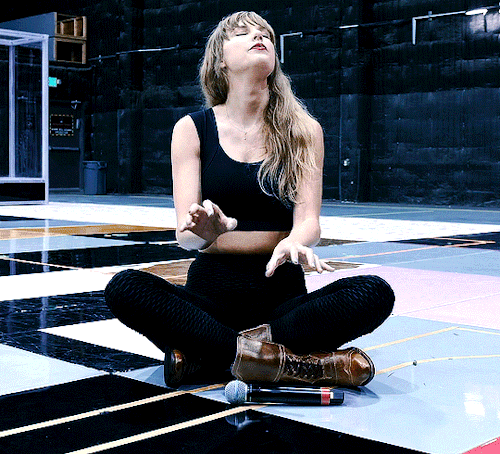 Taylor Swift - I Can Do It With A Broken Heart