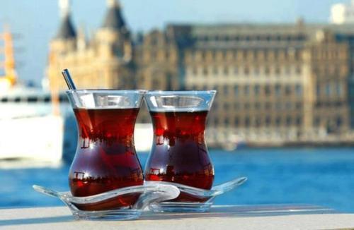“Çayın kalabalıkla arası iyidir muhabbeti kuvvetlidir…Oysa kahve ya