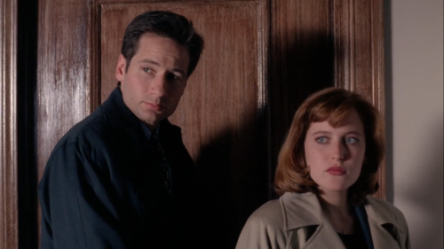 Mulder and Scully in The X-Files ep 1.23 Roland