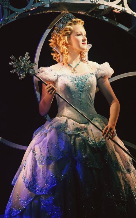 2006 Erin Mackey as Glinda Chicago Company - Photo by Joan Marcus
