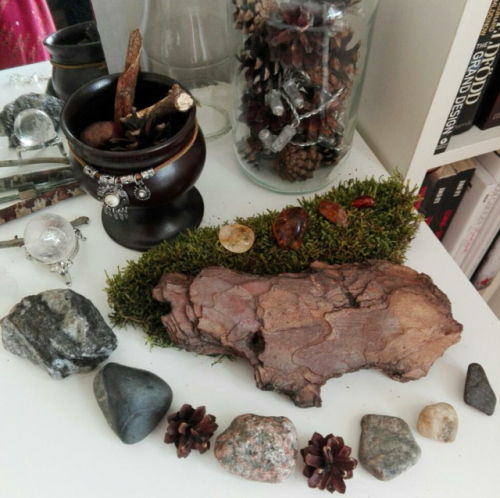 oldoakwoods:  I’m truly in love with my altar. 🌻