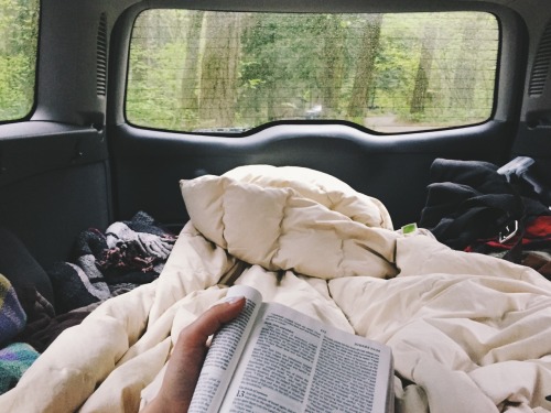 flyingfeathers:  Rainy reading