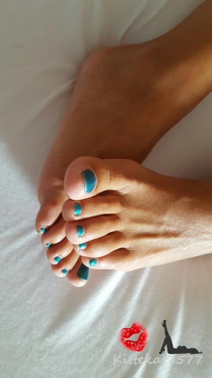 kittekat7577:  Sunkissed toes and soles ☀️👄👣  💋 Kittekat7577