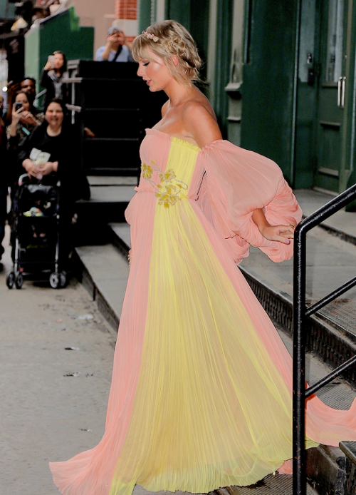 driveawaywithyous:Taylor Swift departs her apartment en route to the Time 100 Gala in New York City 