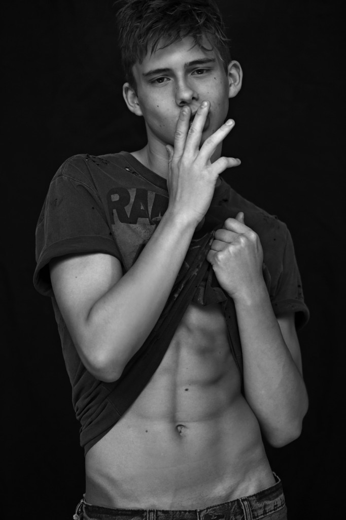 🐧 You Must Be Gay+ To View This Blog*
