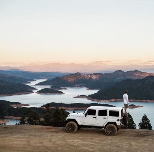 elegantstrings:with-grace-and-guts:Ryan Thompson ~ Shasta LakeIt’s a Jeep thing.