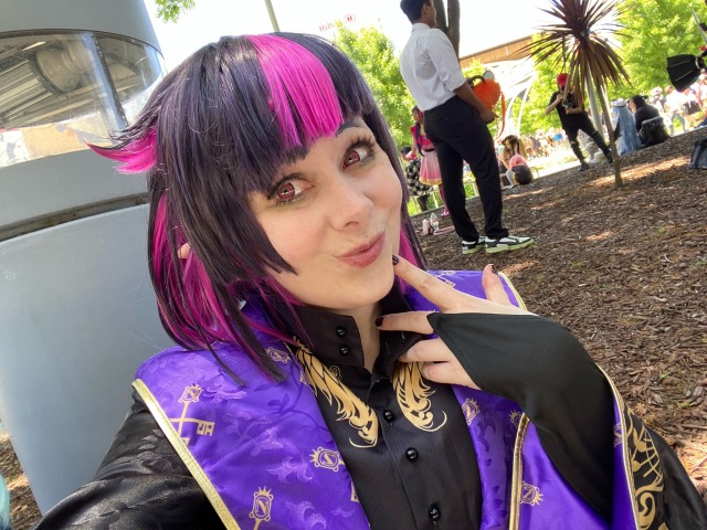posting some late fanime selfies! I had a BLAST cosplaying Lilia and can’t wait to do an actual shoot!

(it’s extra funny 