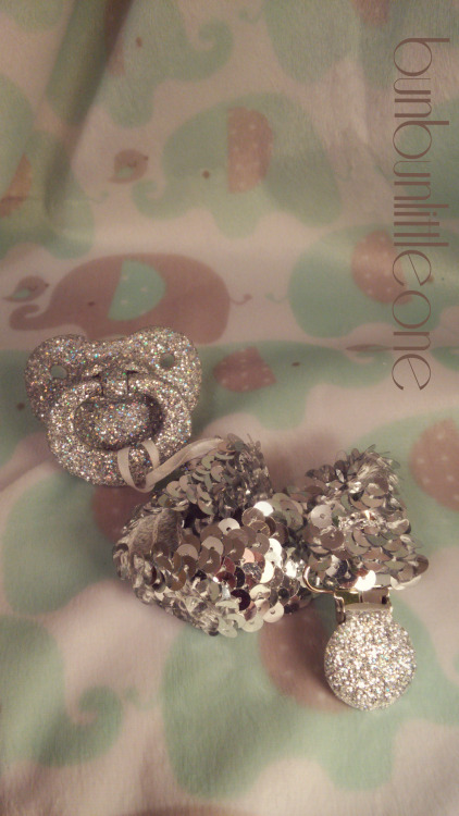 hoefashow:  bunbunlittleone:  ✨✨Glitter paci, now with ultra sparkle leash!✨✨Available to buy soon ^^  Omg how cute I made a similar one the other day! I always love buying more 😏😻