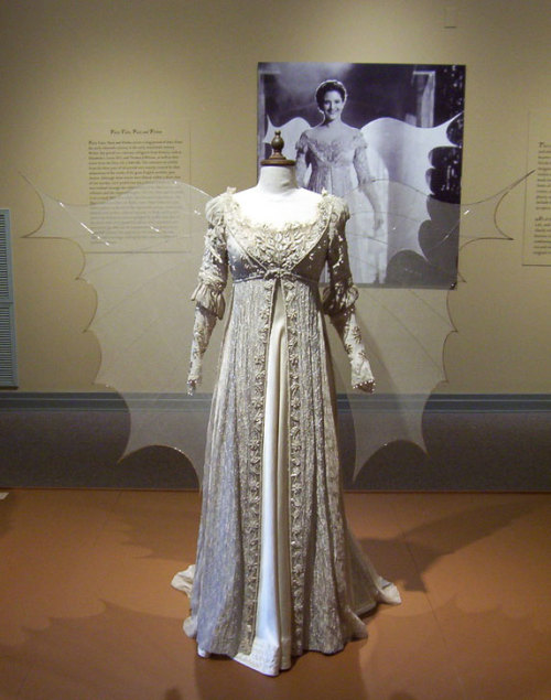 costumeloverz71:Drew Barrymore, Ever After (1998) ballgown exhibits… Costume byJenny Beavan…