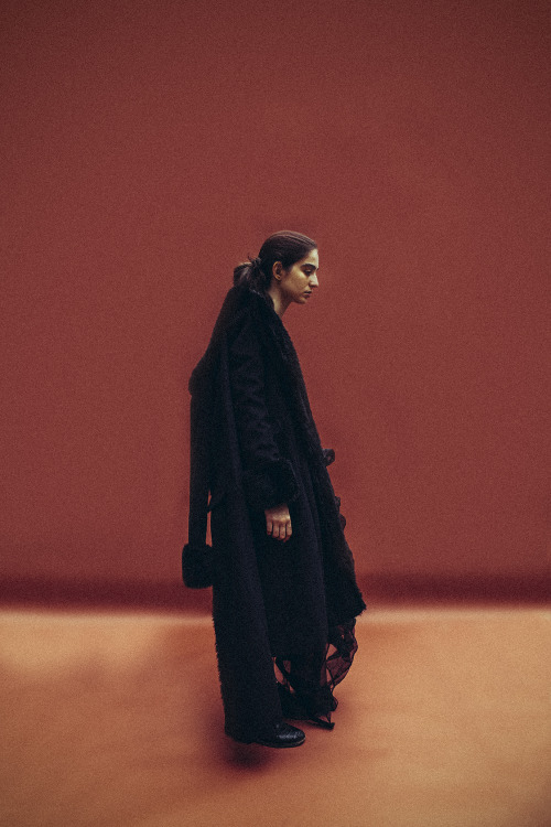 teacakes:  breathingvioletfog:  “A photographer herself, Tara is no stranger to being on the other side of the camera. Some of my favorite images of hers are actually self-portraits. Her confidence and understanding of the tedious photo-making process