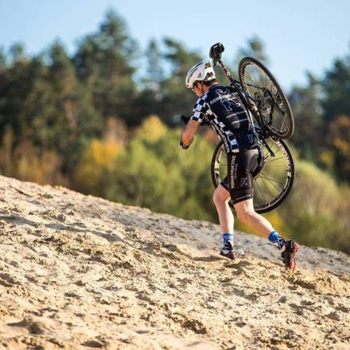 konstructive-revolutionsports:  Sand?  Yes! A lot of it. Ja, eine ganze Menge. It’s cyclocross seaso