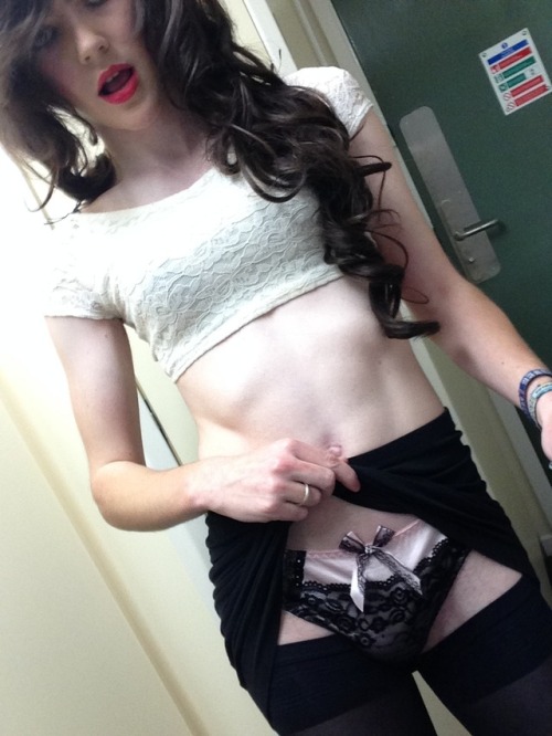 stephtrapxoxo: Replacement phone,  matching underwear. Have some new pictures, With my new hair