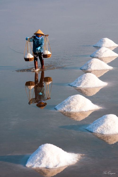 scent-of-me: Salt Worker in Hon Khoi, Vietnam