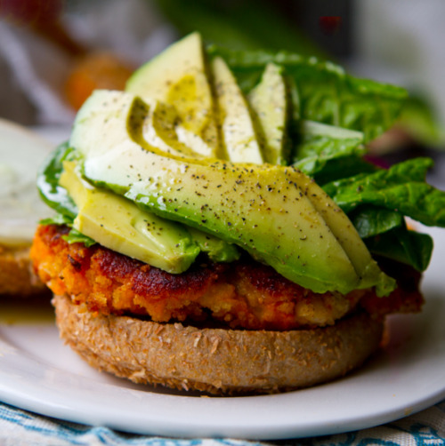 scarletpill:  3 Ingredient Sweet Potato Burger I’m not kidding. And they taste phenomenaul at about 160kcal a patty. Cut up 3 large sweet potatoes, then boil them until soft. While that’s cooking, mash up 4 cans of white beans with a fork, potato