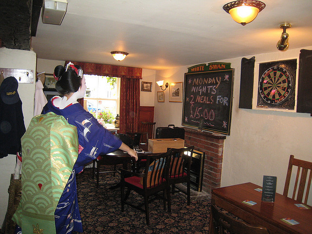 geisha-kai:  maiko Miehina playing darts in England by JILLCLAY on Flickr