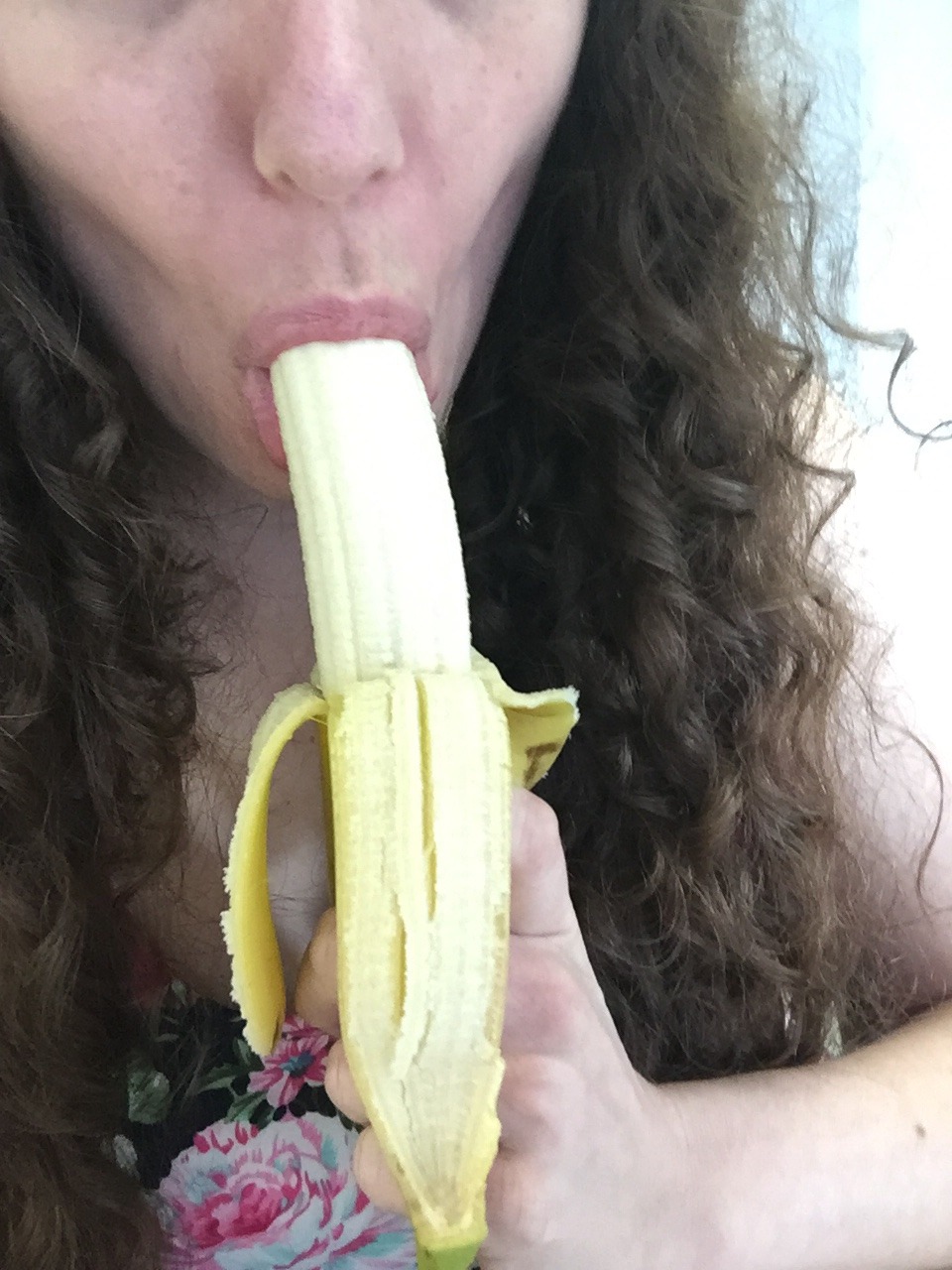 msjigglypuffs:  Sitting at the front desk at work today and having fun with a banana!