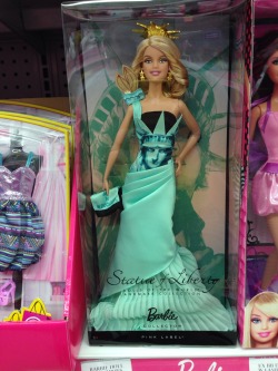 vyudali:  homosexualassbutts:  I WENT TO TOYS R US THE OTHER DAY AND FOUND THIS BARBIE SOMEONE PLS DRAW APH AMERICA WEARING THIS   I was already drawing America in dresses anyway. 