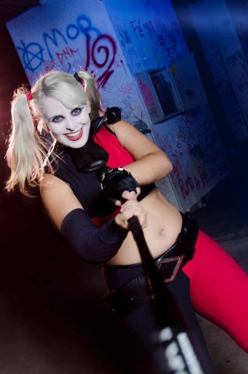 cosplayandgeekstuff: Vivian Vee (Brazil) as Poison Ivy and Starship Cosplay (Brazil) as Harley Quinn
