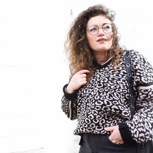 Today I feel like I’m channeling my inner Barb #curlyhair #ootd #streetsyle #barb #fashionblog