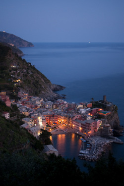 travelingcolors:  Dusk in Vernazza, Cinque