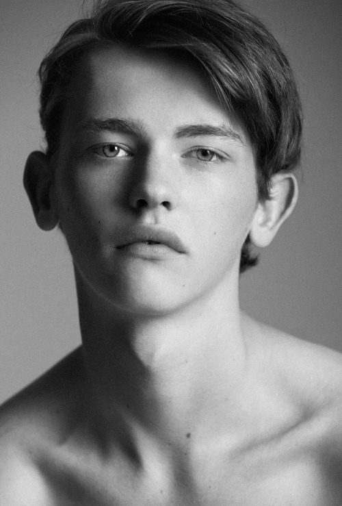 malemodelpolaroids:
“Robbie McKinnon
Photo: Edwin S Freyer
”