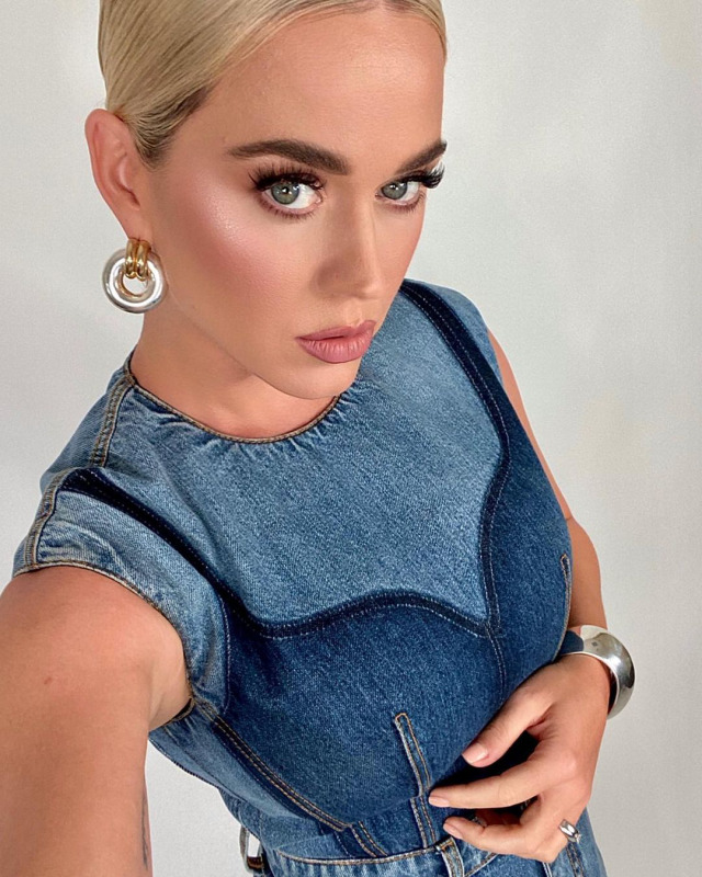 dailykaty:katyperry: O M G WE ARE BAAAACK!!! year 20 and we’re 💅🏻PLATINUM💅🏻this szn 🤩 get yer snacks 🍿 ready and @ me and @americanidol during ur viewing parties / reaction tweets / snot fests 😭 cause the #IDOLPREMIERE is on @abcnetwork